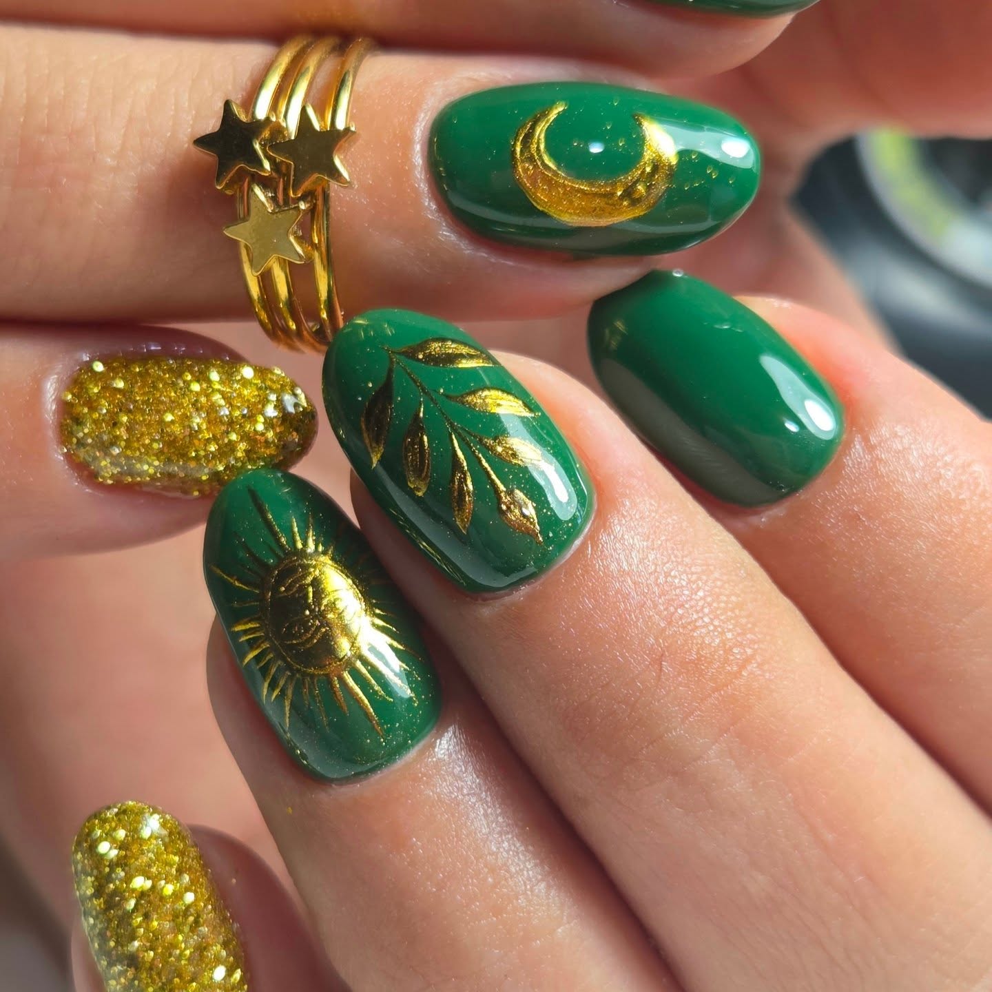Uñas verdes con detalles dorados